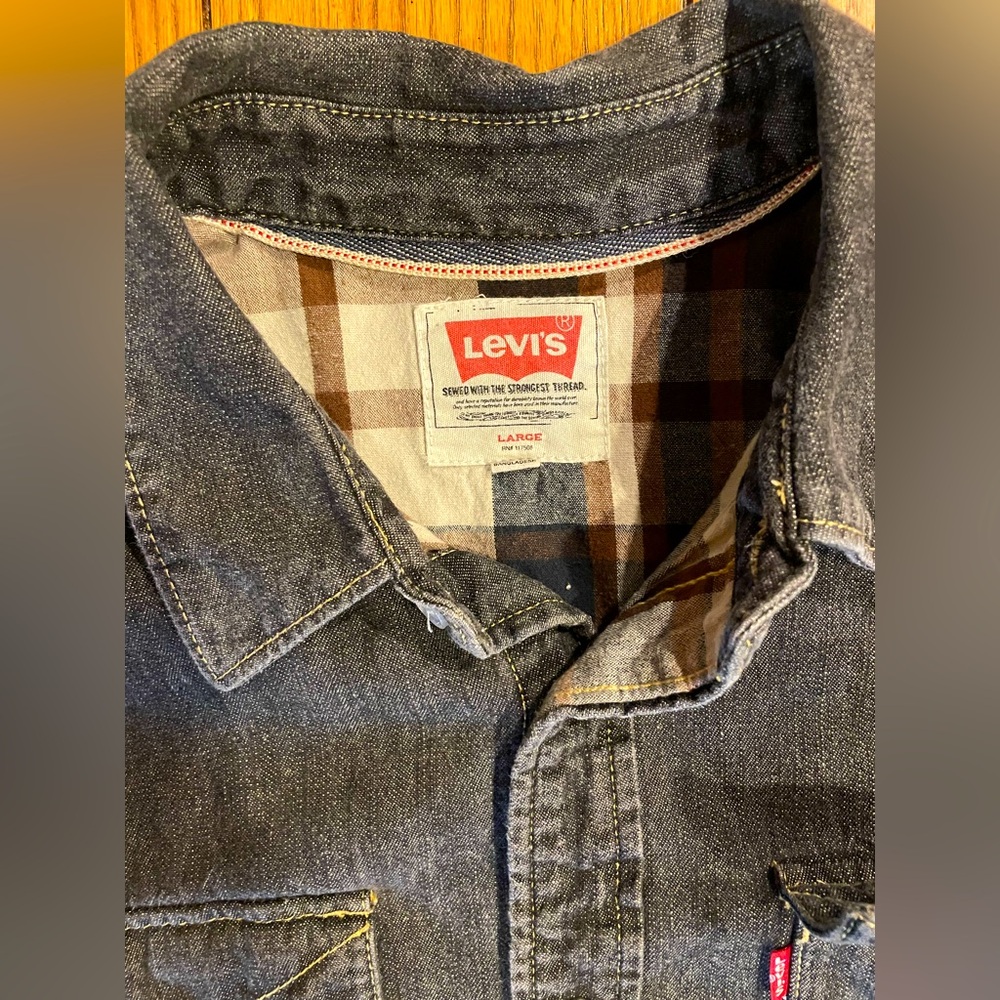 EUC Levi’s Black Denim shirt/lined flannel, size large, pearl snap closure
